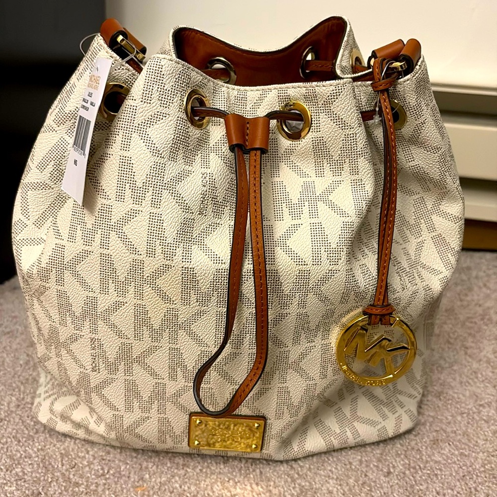 Michael Kors Jules Bucket Bag NWT